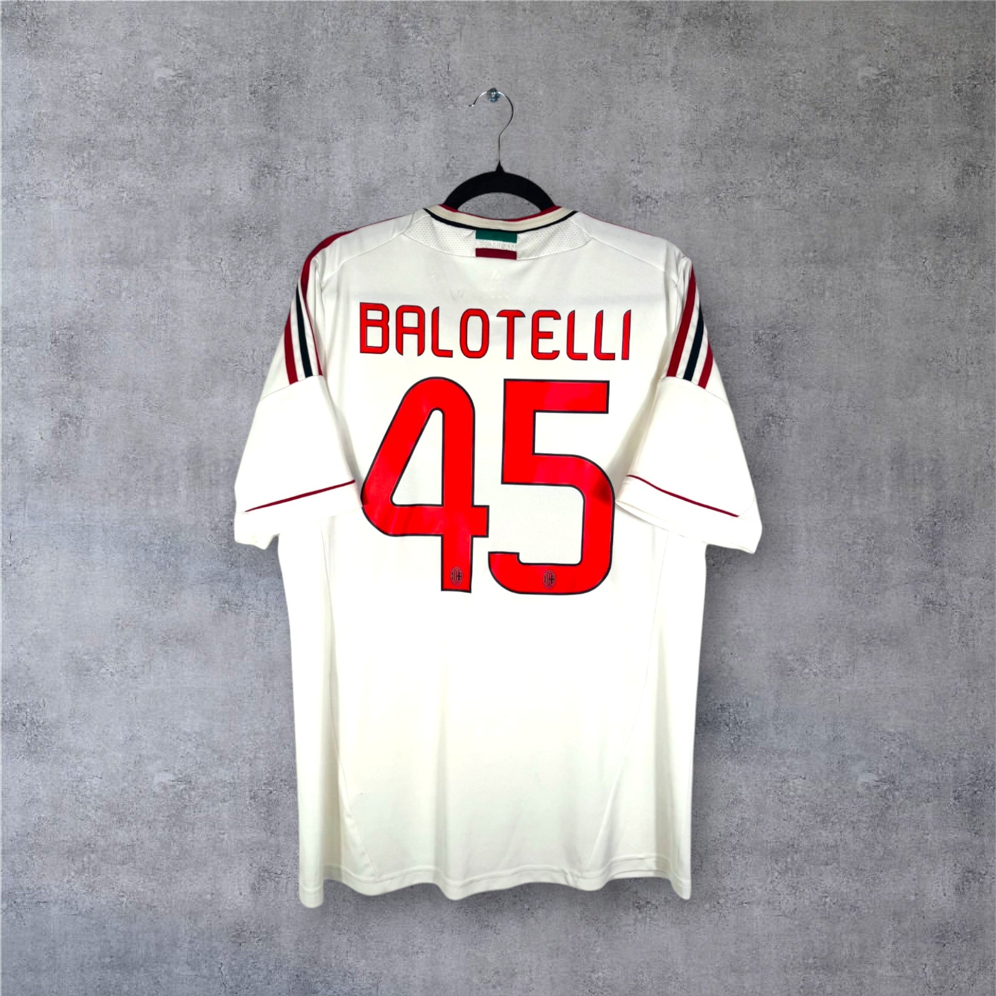 Flocage officiel rouge BALOTELLI numéro 45 au dos du maillot blanc AC Milan.