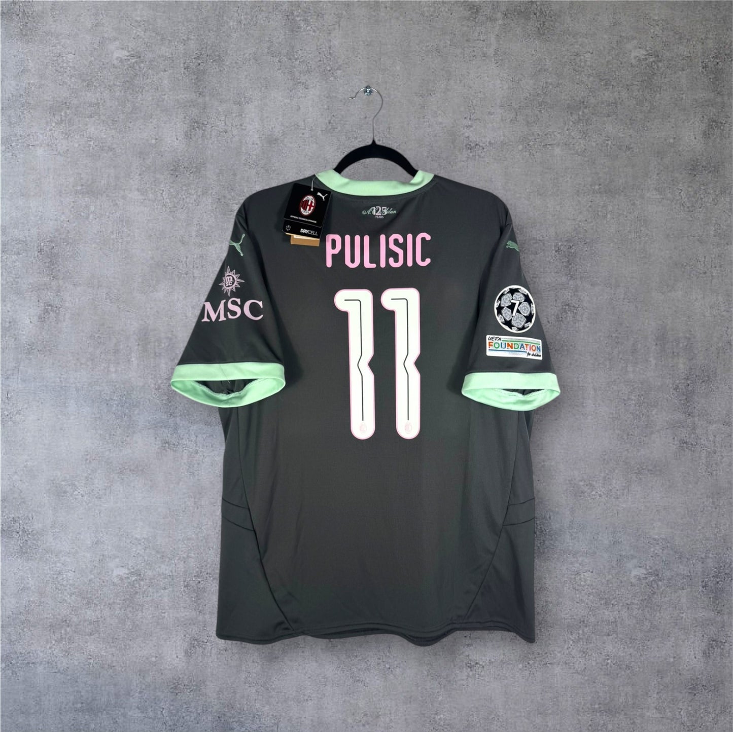 Dos du maillot Milan Third gris neuf avec flocage PULISIC 11 rose et patchs manches.
