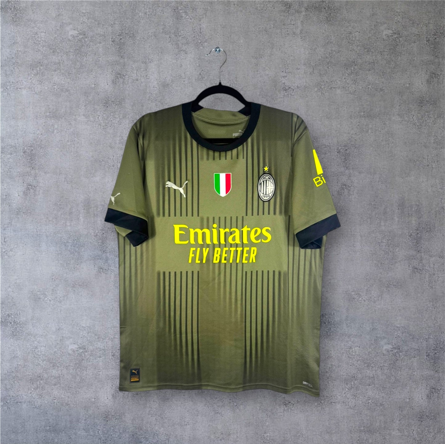 Vue de face du maillot AC Milan Third 2023 vert olive avec le patch Scudetto de champion.