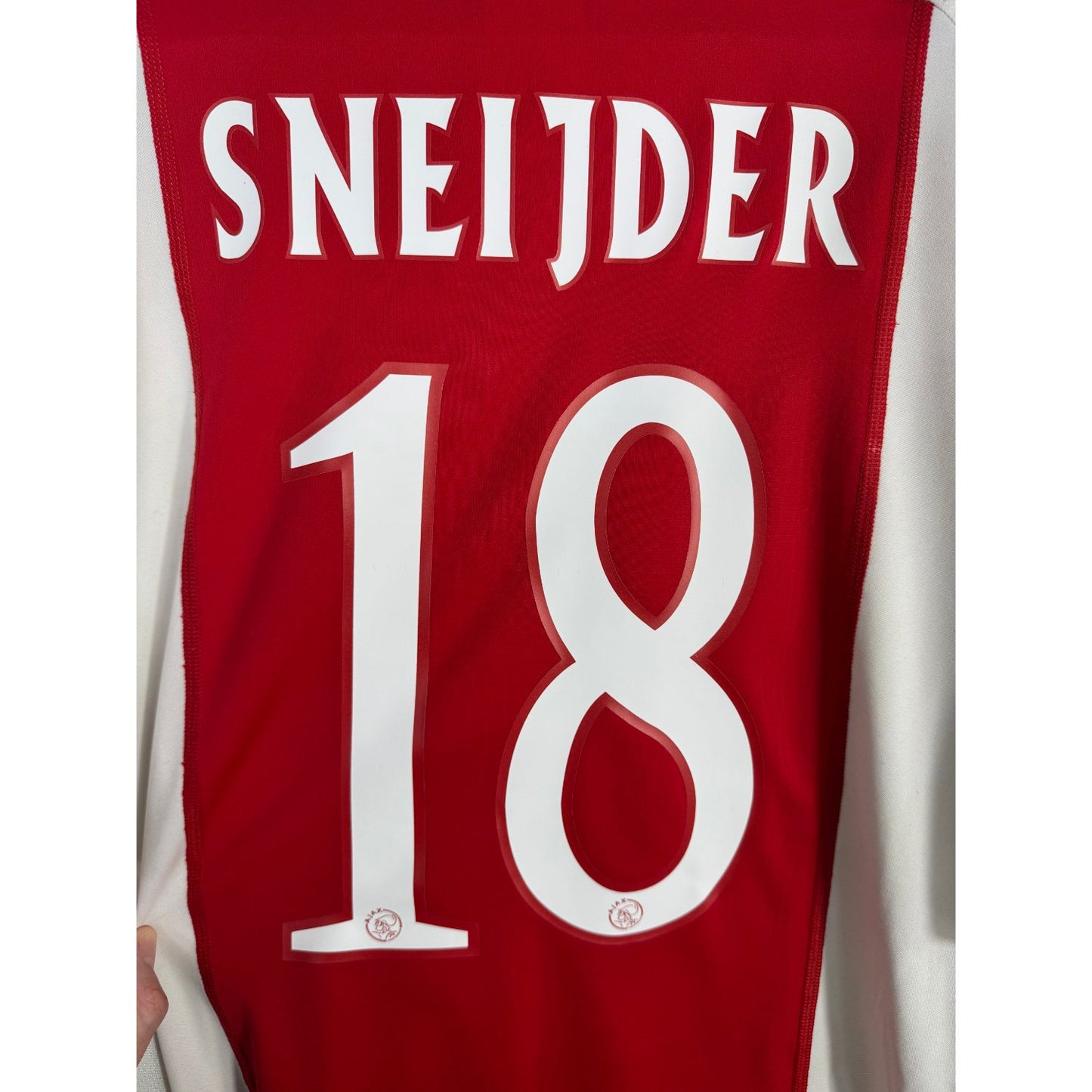 Détail de la typographie du flocage sur le numéro 18 de Wesley Sneijder