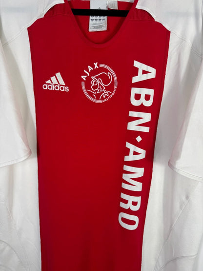 Détail de l'écusson de l'Ajax et du logo Adidas