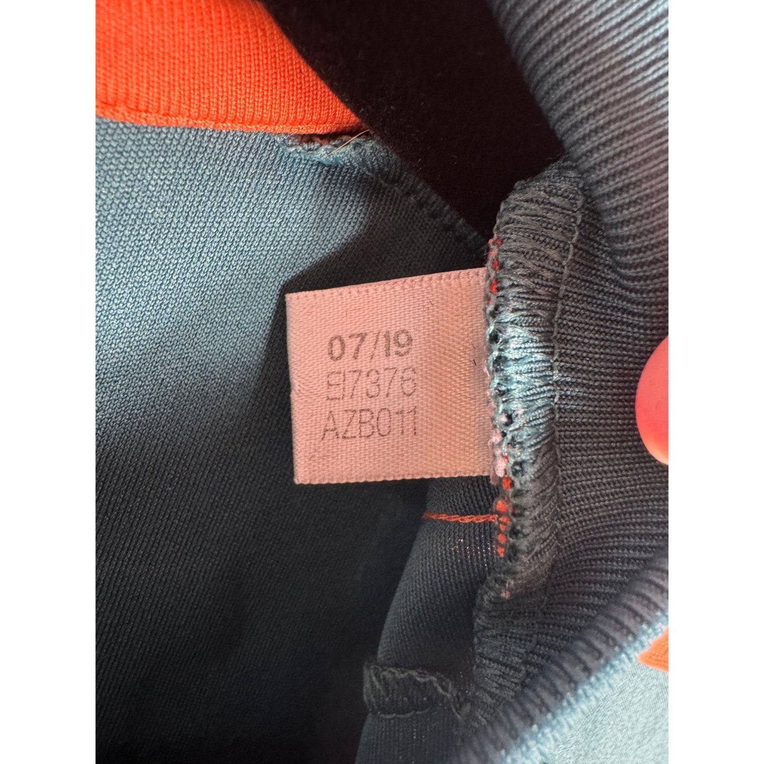 Étiquette d'authenticité avec code Adidas EI7376 prouvant l'originalité du maillot