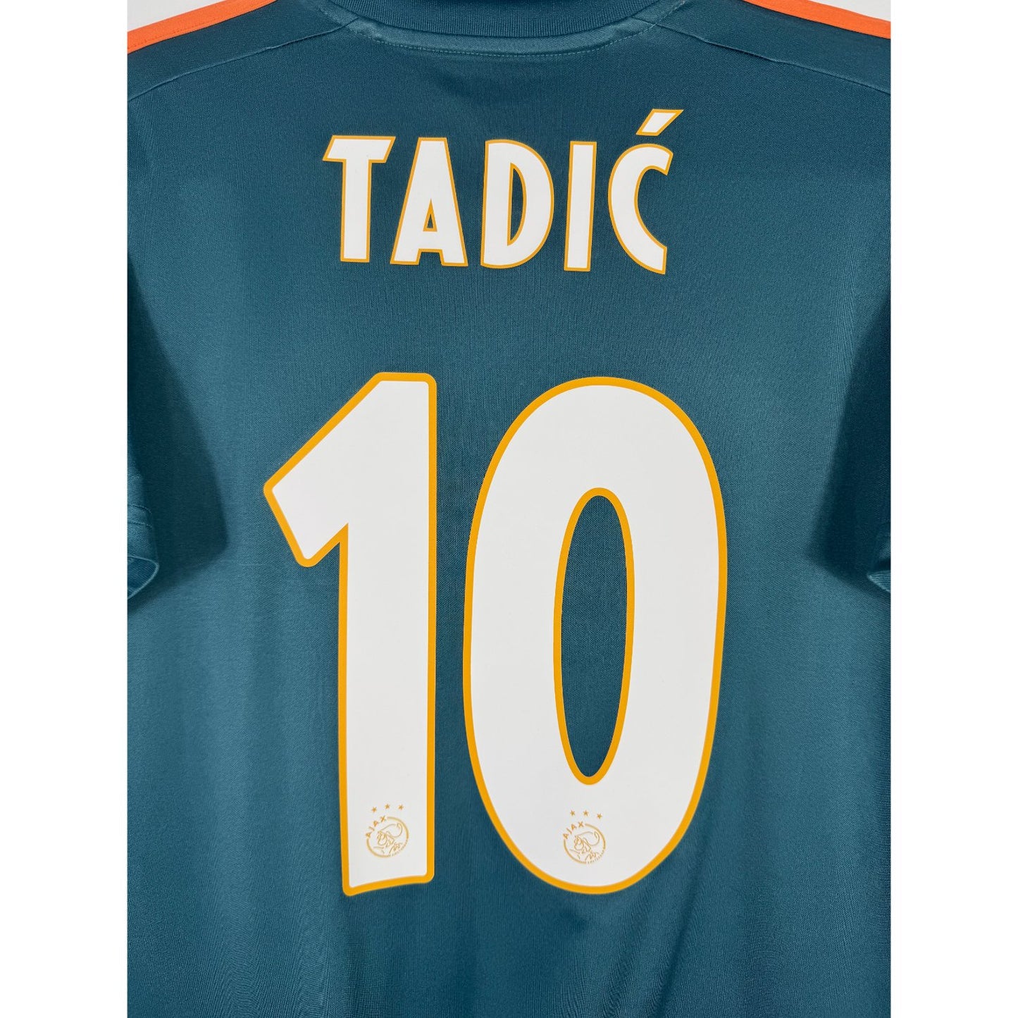 Détail de la typographie du flocage sur le numéro 10 de Dusan Tadic