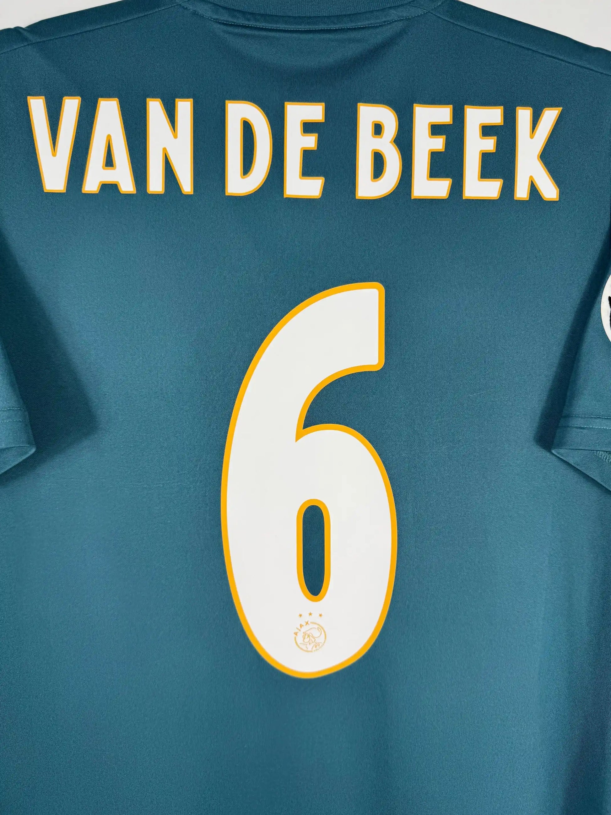 Détail flocage Van de Beek N°6 et patch UEFA Champions League starball sur maillot Ajax extérieur 2019-2020 dernière saison avant transfert Manchester United 39 millions