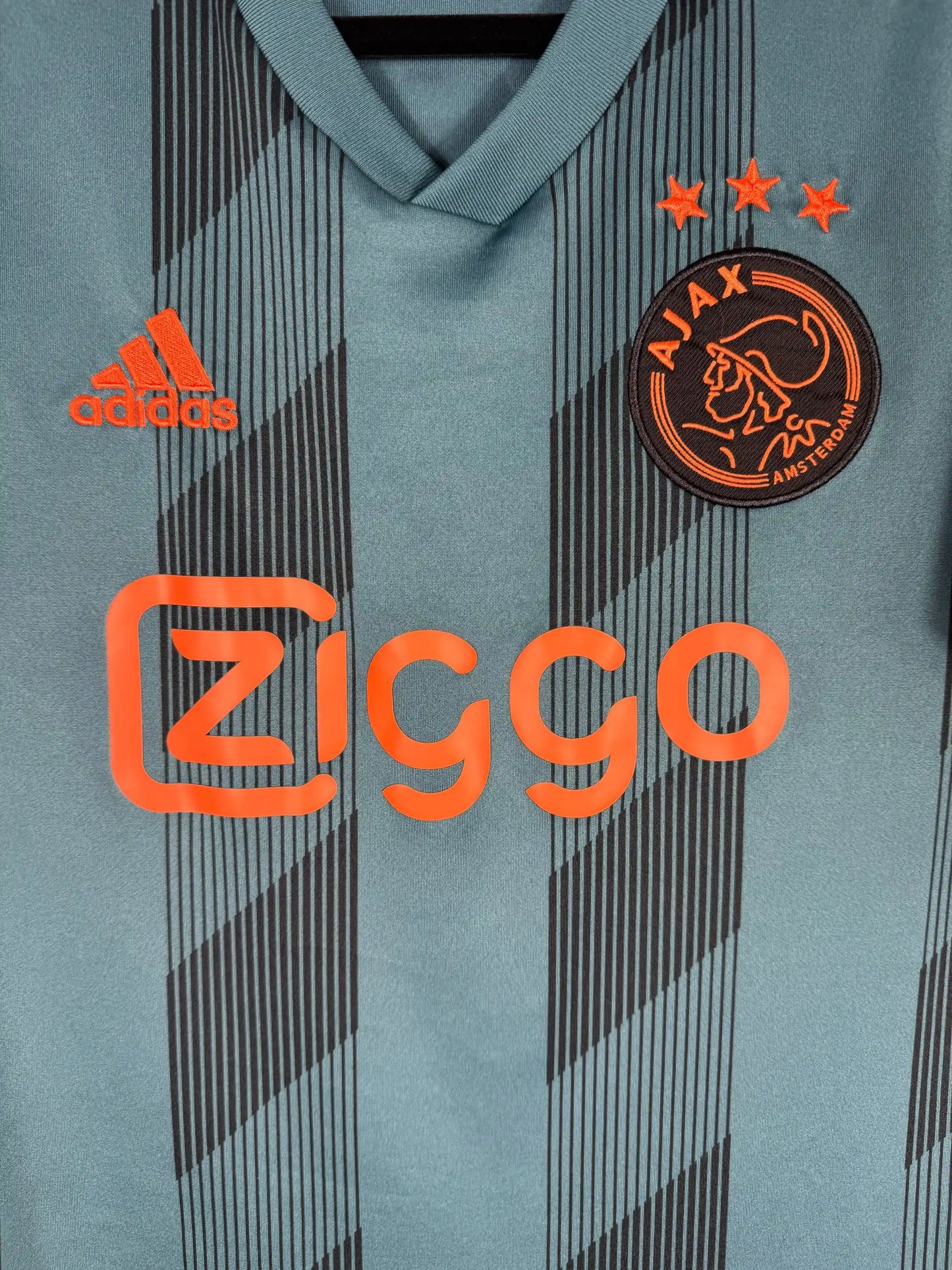 Détail sponsor Ziggo orange écusson Ajax FC mythique et logo Adidas sur maillot extérieur 2019-2020 ère Erik Ten Hag académie Amsterdam