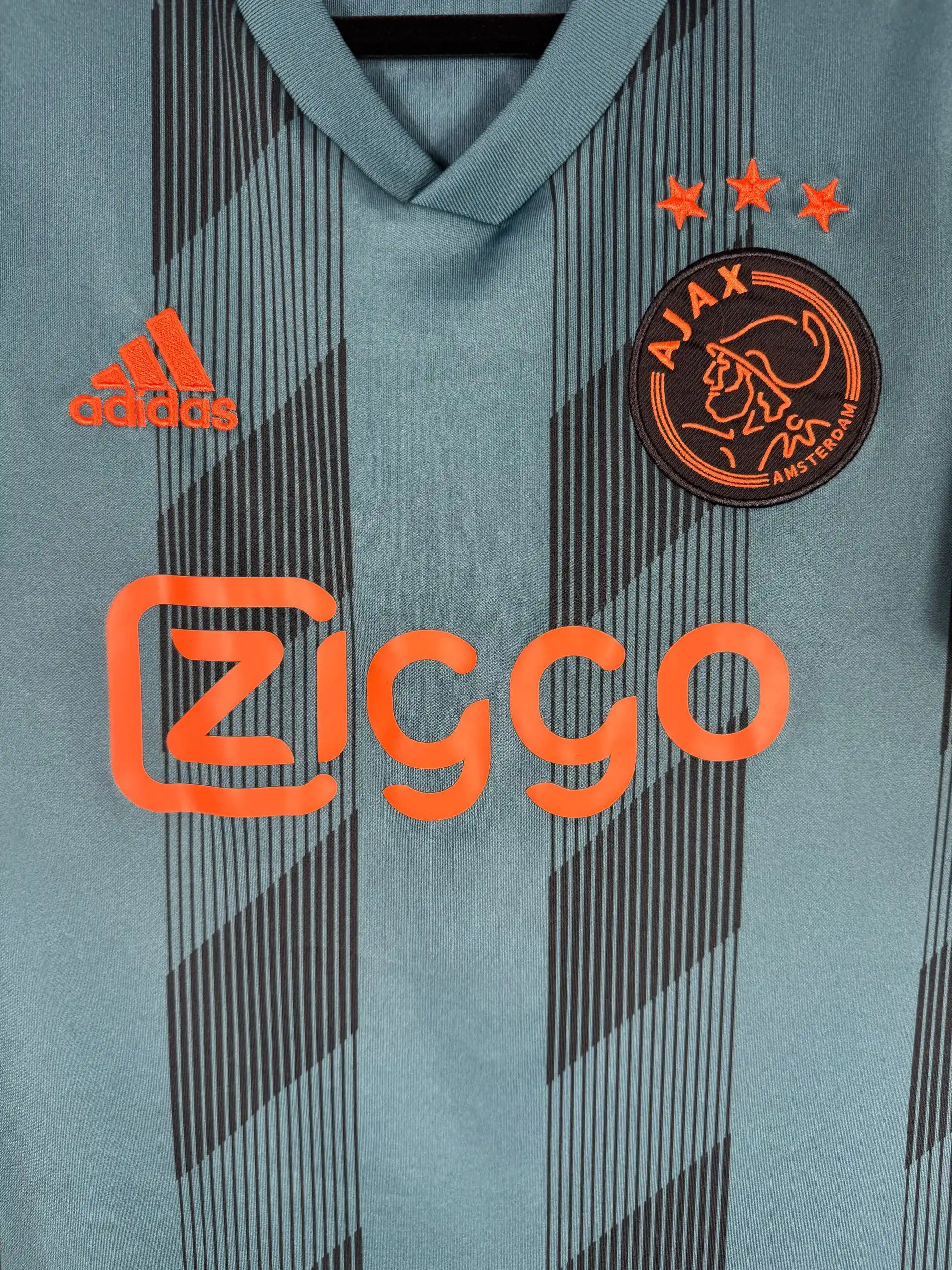 Détail sponsor Ziggo orange écusson Ajax FC mythique et logo Adidas sur maillot extérieur 2019-2020 ère Erik Ten Hag académie Amsterdam