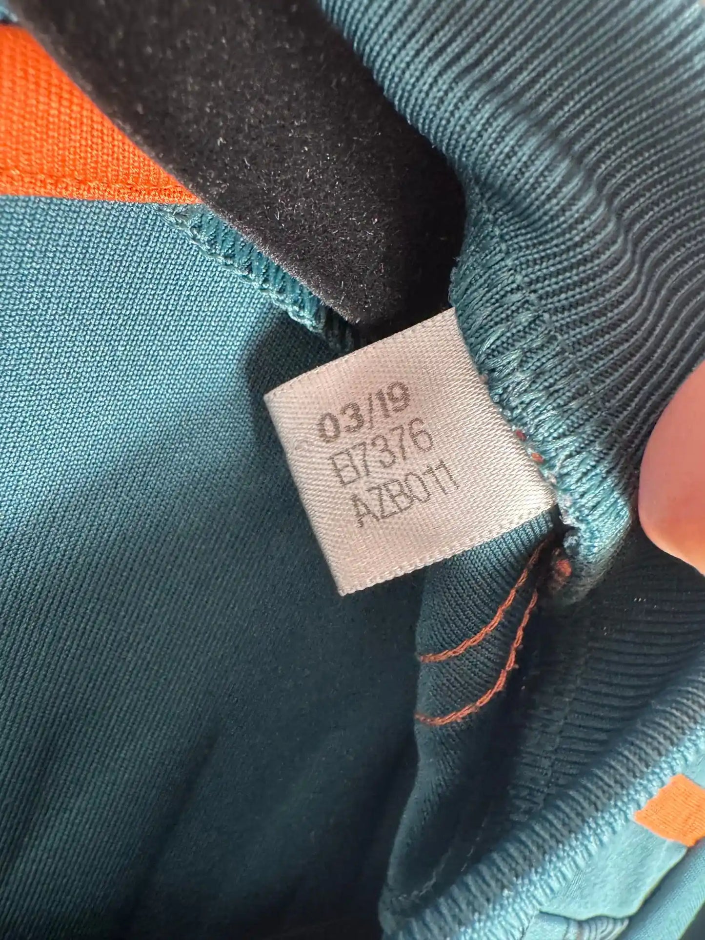 Étiquette intérieure d'authenticité avec code Adidas EI7376 prouvant l'originalité du maillot Ajax Amsterdam away 2019-2020 saison COVID interrompue