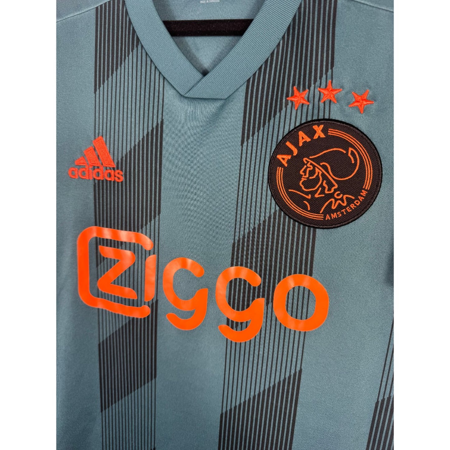 Détail de l'écusson de l'Ajax et du logo Adidas
