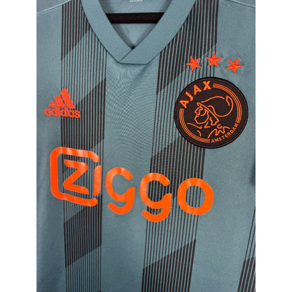 Détail de l'écusson de l'Ajax et du logo Adidas