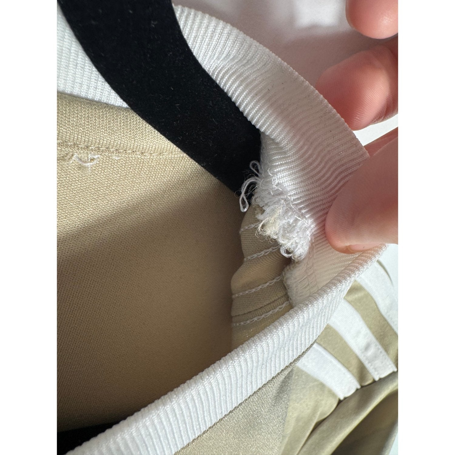 Etiquette d'authenticité Adidas coupée prouvant l'originalité du maillot Ajax