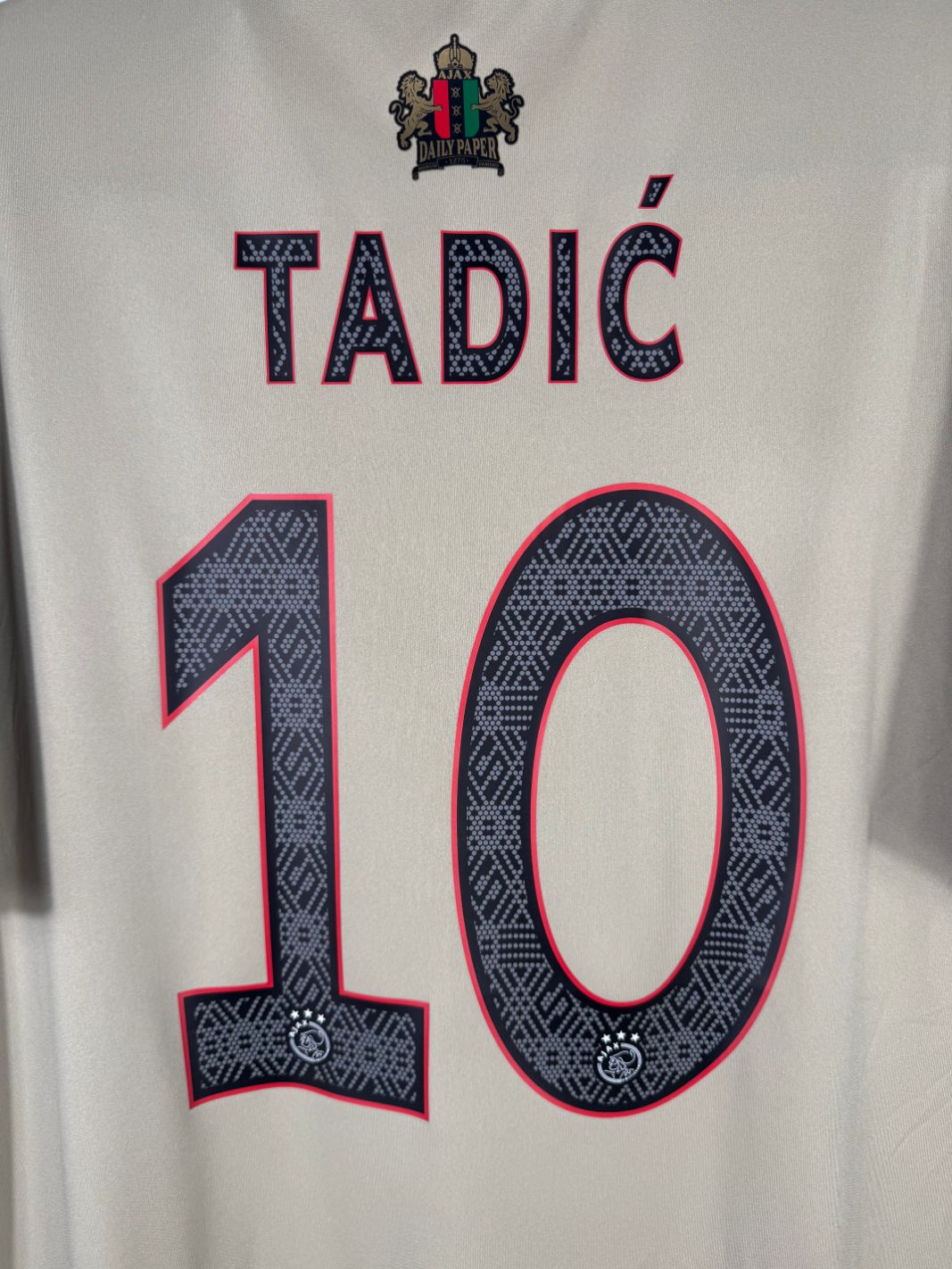 Détail de la typographie du flocage sur le numéro 10 de Dusan Tadic