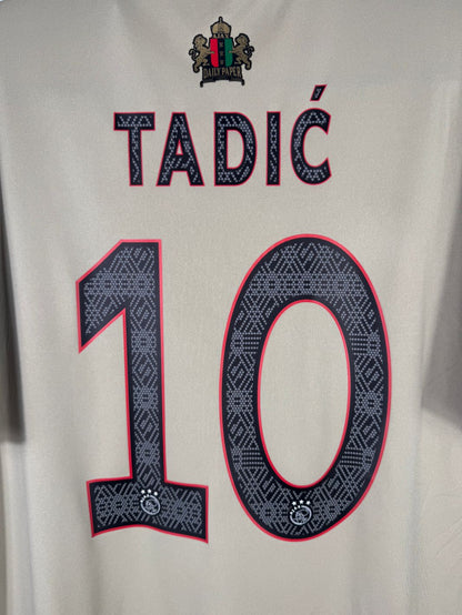 Détail de la typographie du flocage sur le numéro 10 de Dusan Tadic