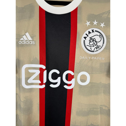 Détail de l'écusson de l'Ajax et des motifs Daily Paper
