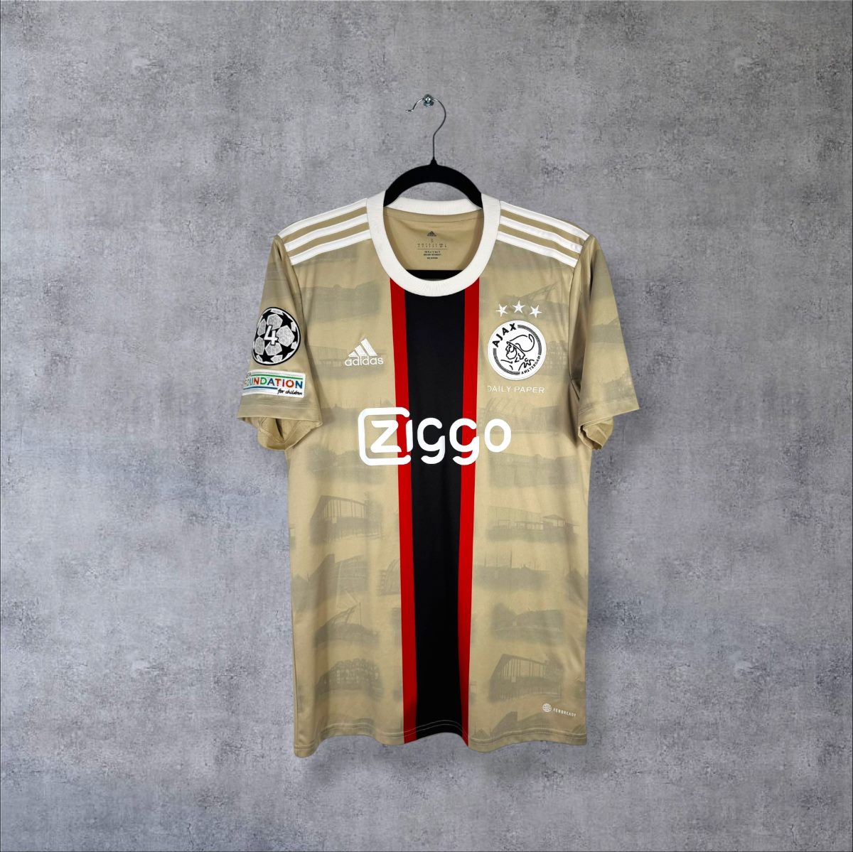 Maillot Ajax third 2022-2023 de face, bande noire et rouge, imprimé de tribunes et sponsor Ziggo