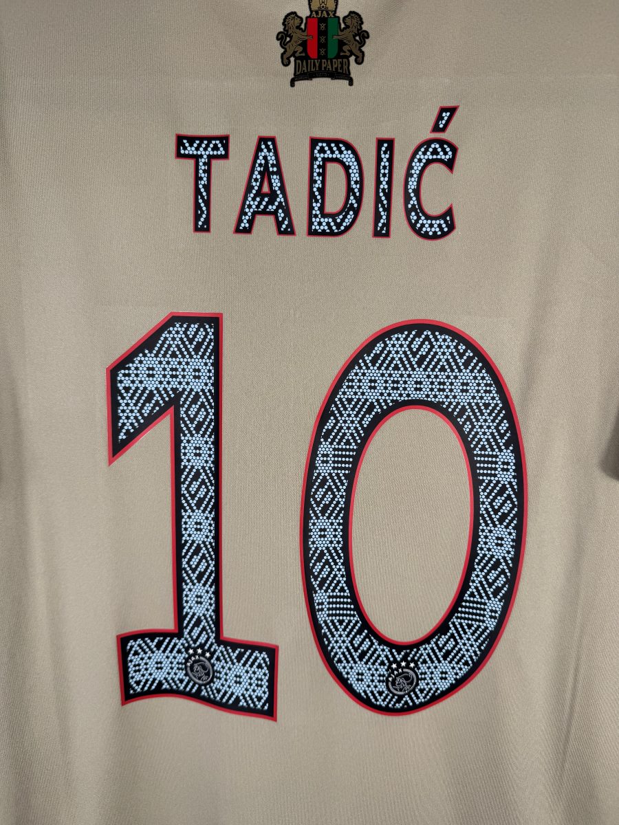 Détail flocage Tadić 10 à motif géométrique et blason Daily Paper, maillot Ajax third 2022-2023