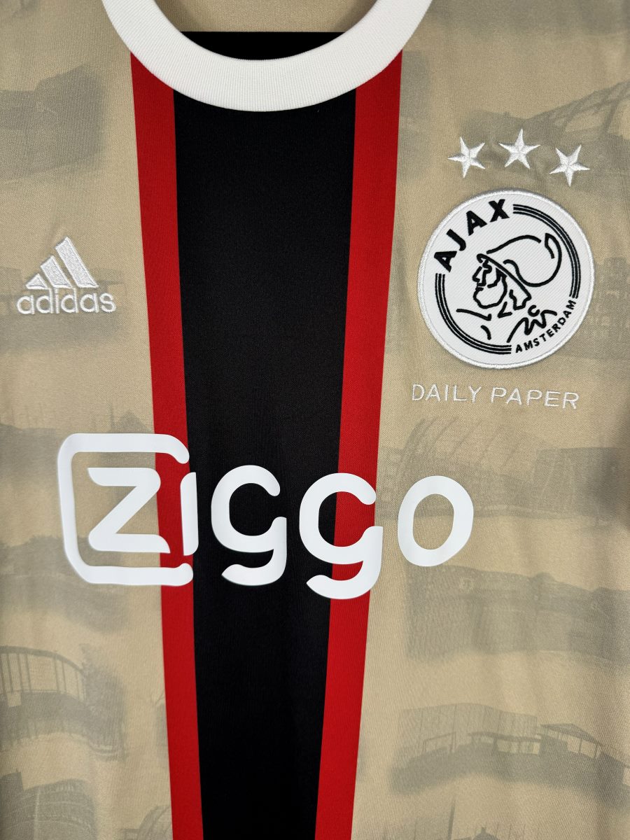 Écusson Ajax trois étoiles, mention Daily Paper et sponsor Ziggo, maillot third 2022-2023