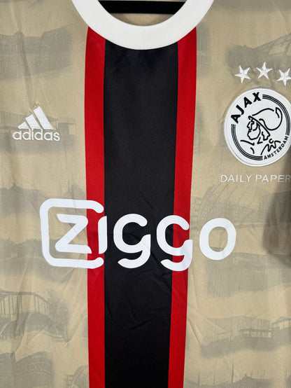 Détail de l'écusson de l'Ajax et du logo Adidas Daily Paper