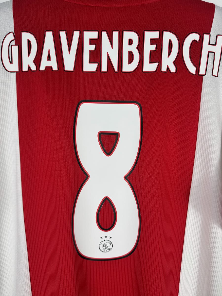 Détail du flocage GRAVENBERCH N°8 blanc à liseré rouge sur le maillot Ajax 2020-2021