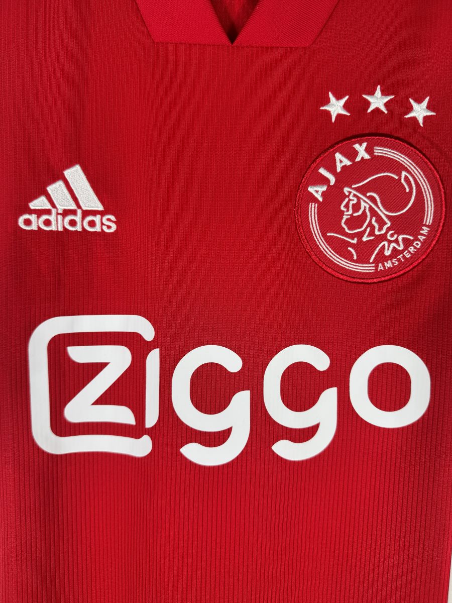 Écusson brodé de l'Ajax Amsterdam surmonté des trois étoiles sur le maillot domicile 2020-2021