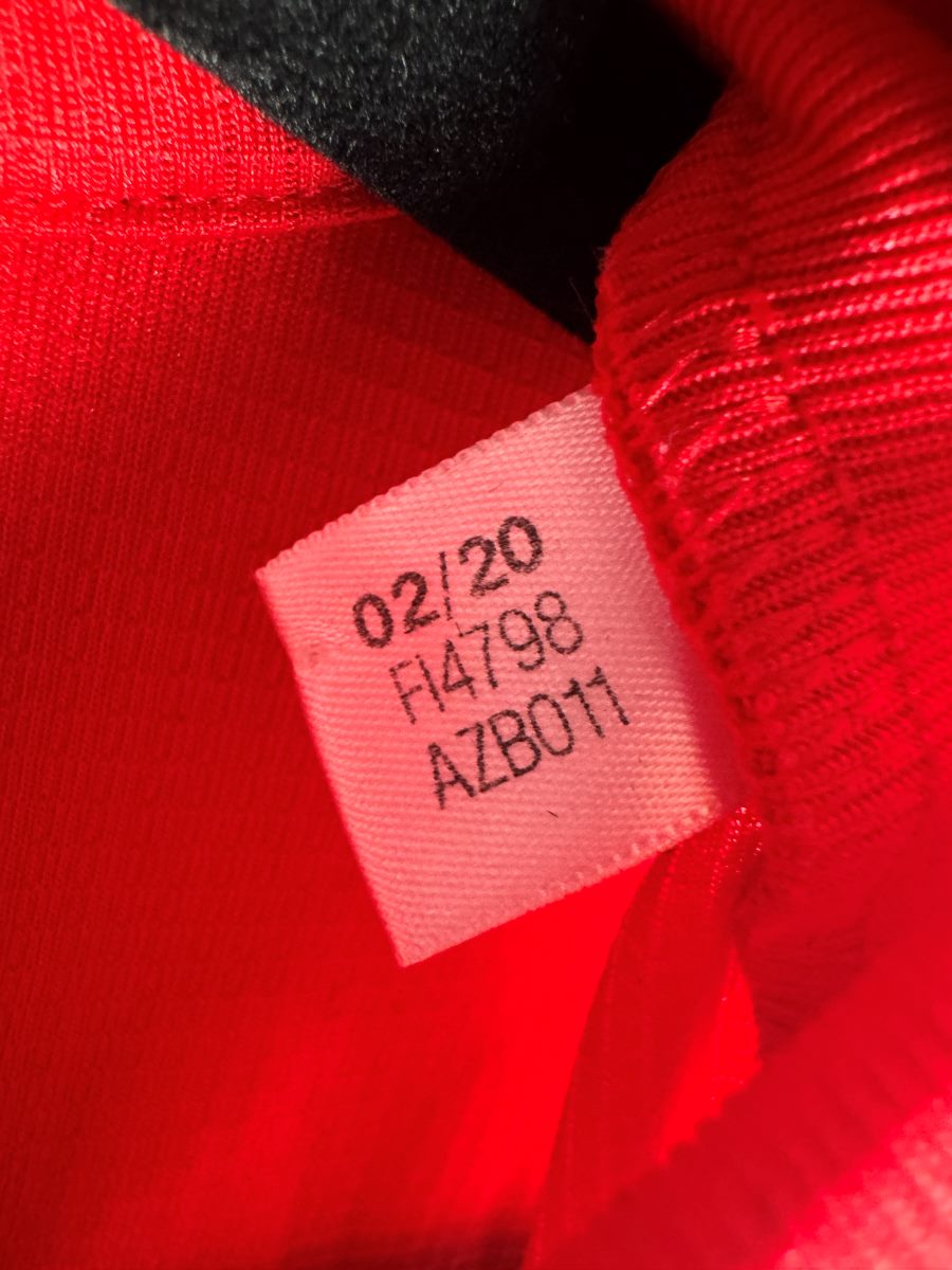 Étiquette intérieure adidas du maillot Ajax 2020-2021 : date 02/20 et référence FI4798