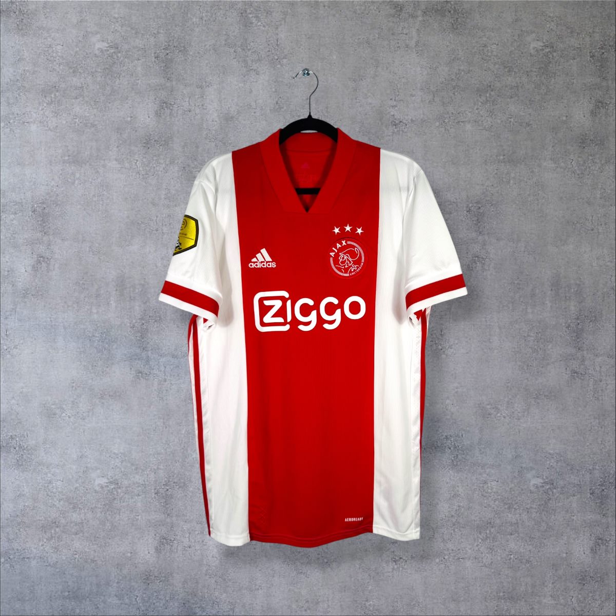 Face du maillot Ajax Amsterdam 2020-2021 domicile adidas, bande rouge centrale et sponsor Ziggo