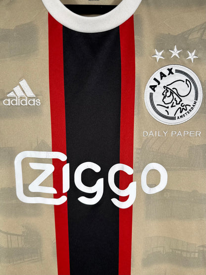 Détail de l'écusson de l'Ajax Amsterdam et du logo Adidas