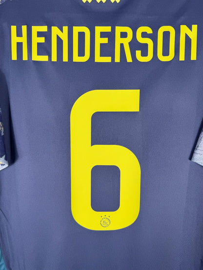 Gros plan du flocage HENDERSON 6 jaune fluo avec écusson Ajax miniature, maillot extérieur 2024-2025