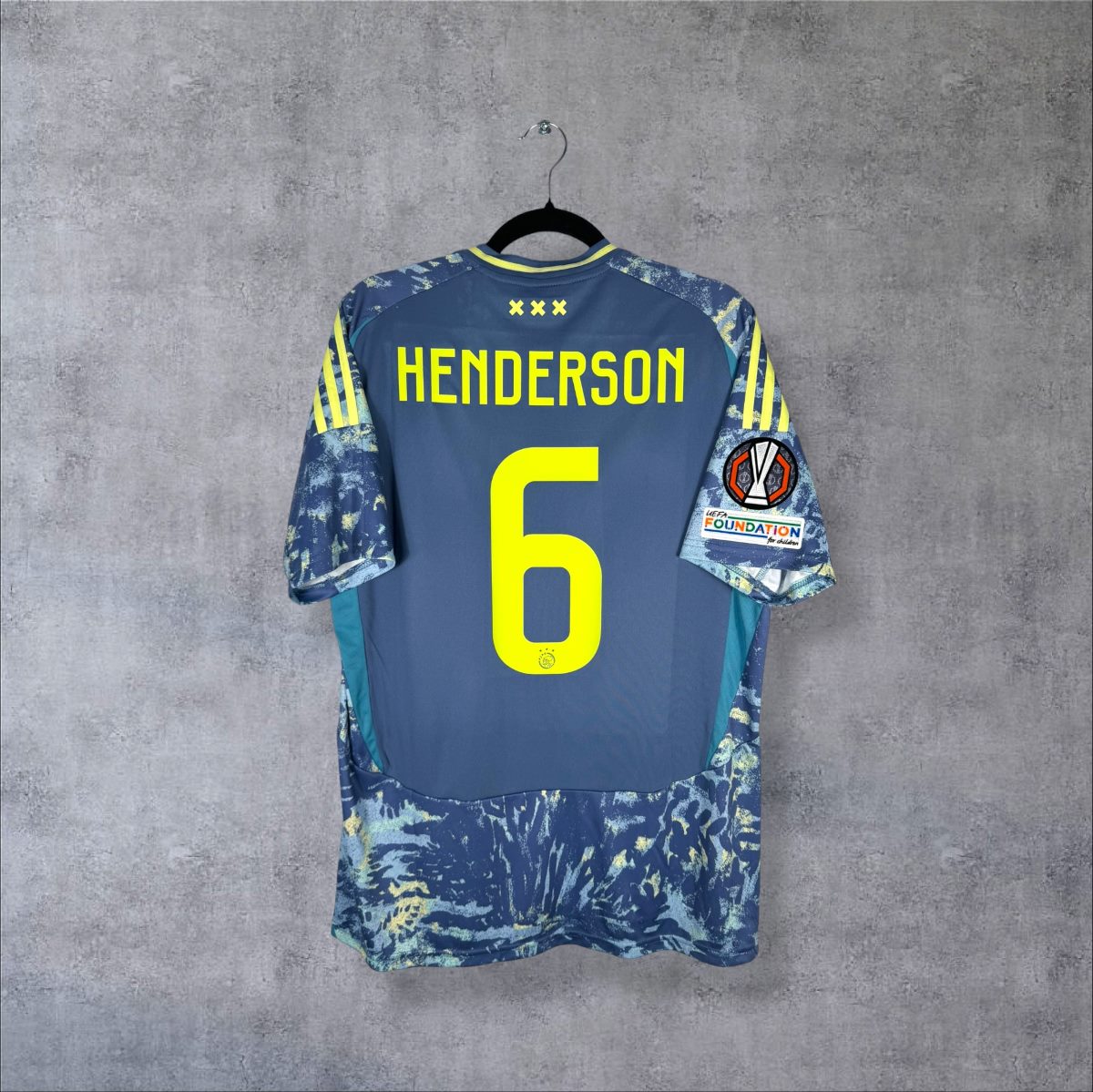 Dos du maillot Ajax Amsterdam 2024-2025 extérieur bleu avec flocage HENDERSON numéro 6 jaune fluo