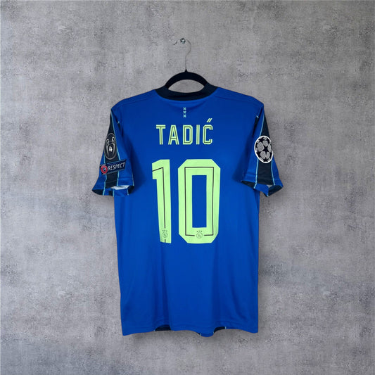 Dos du maillot Ajax bleu et noir avec flocage vert TADIĆ 10 et patchs LDC.