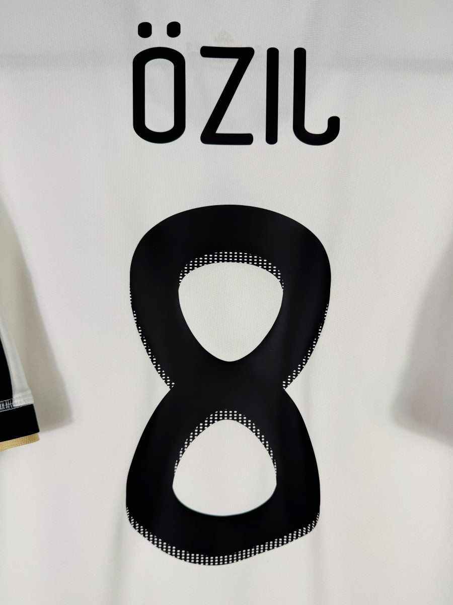 Détail du flocage Özil 8 dans la typographie officielle Allemagne 2010