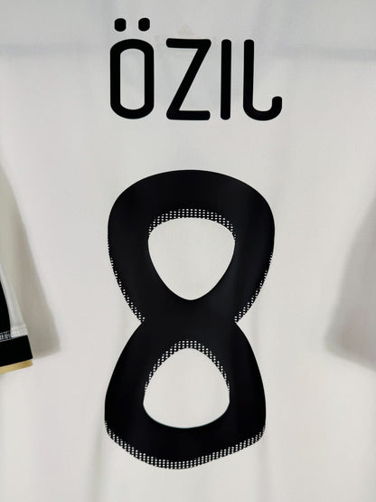 Détail du flocage Özil 8 dans la typographie officielle Allemagne 2010