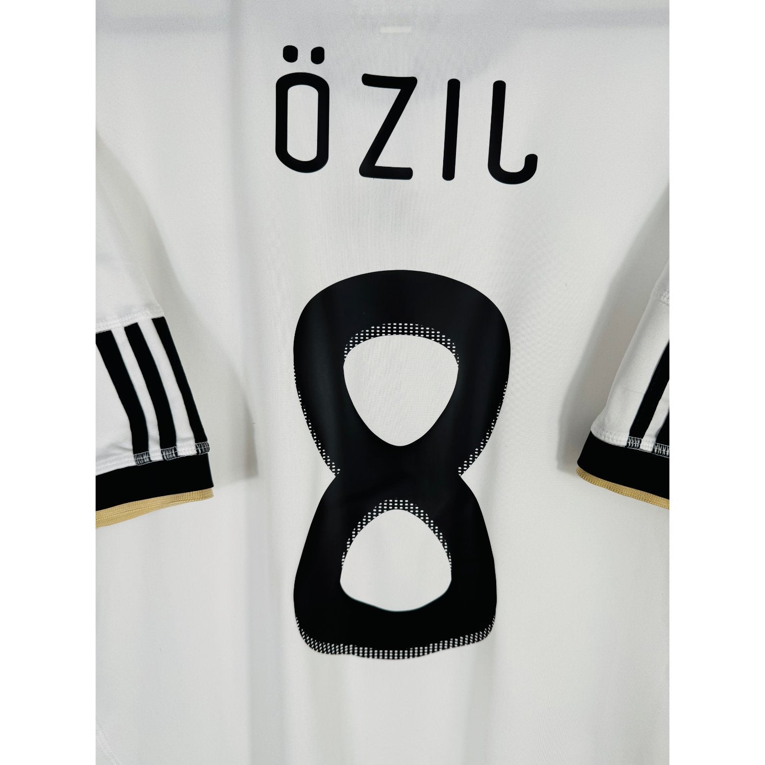 Détail de la typographie du flocage sur le numéro 8 de Mesut Özil