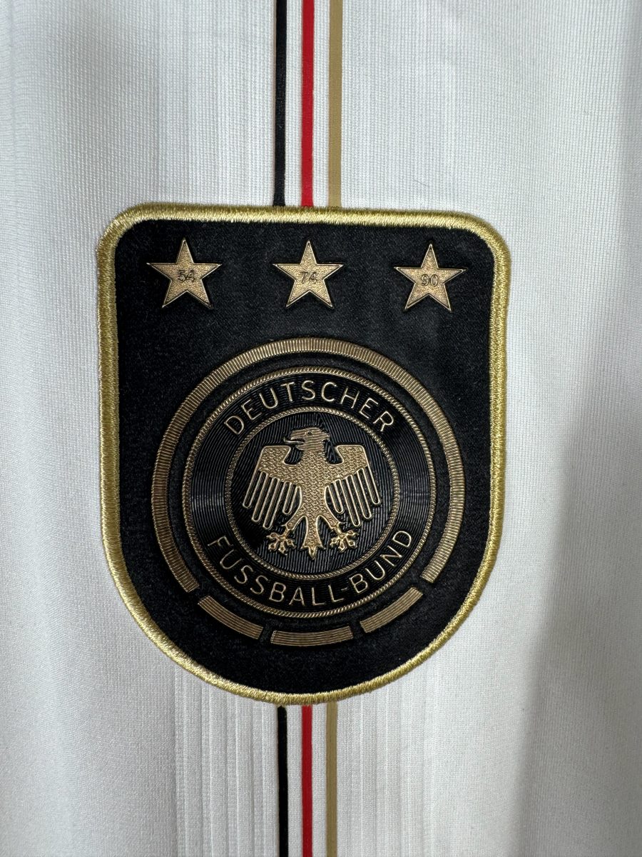 Écusson DFB brodé fil doré avec trois étoiles 54 74 90 sur le maillot Allemagne 2010