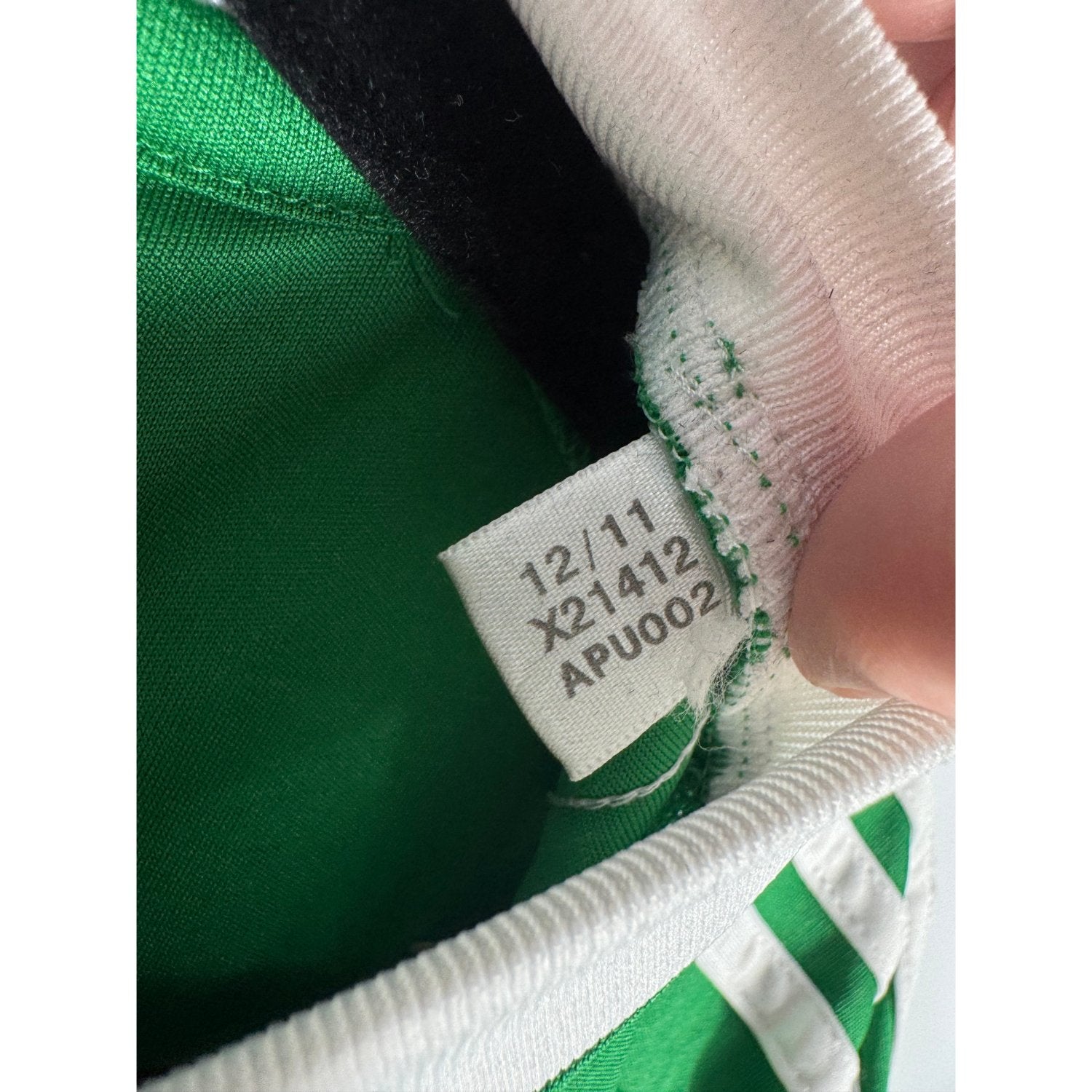 Étiquette d'authenticité avec code Adidas X21412 prouvant l'originalité du maillot