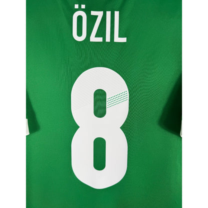 Détail de la typographie du flocage sur le numéro 8 de Mesut Özil