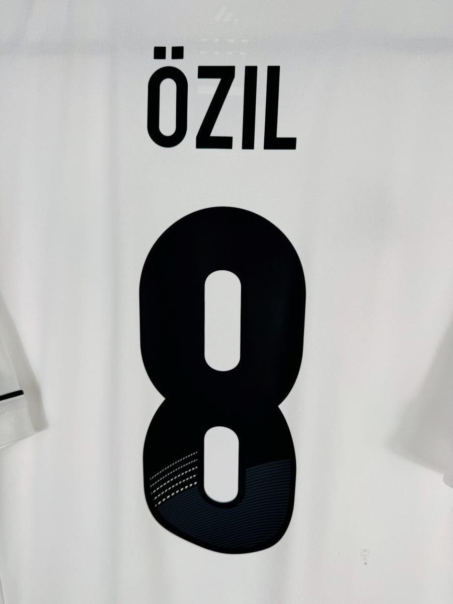 Détail flocage ÖZIL 8 noir, maillot Allemagne domicile Euro 2012