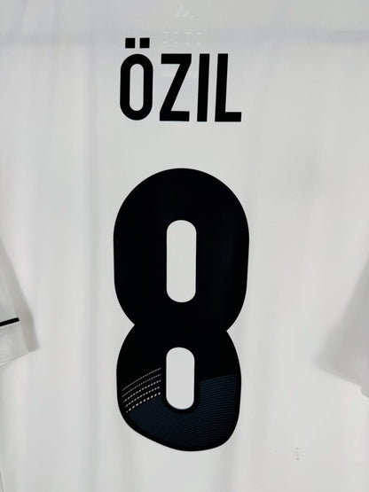 Détail flocage ÖZIL 8 noir, maillot Allemagne domicile Euro 2012