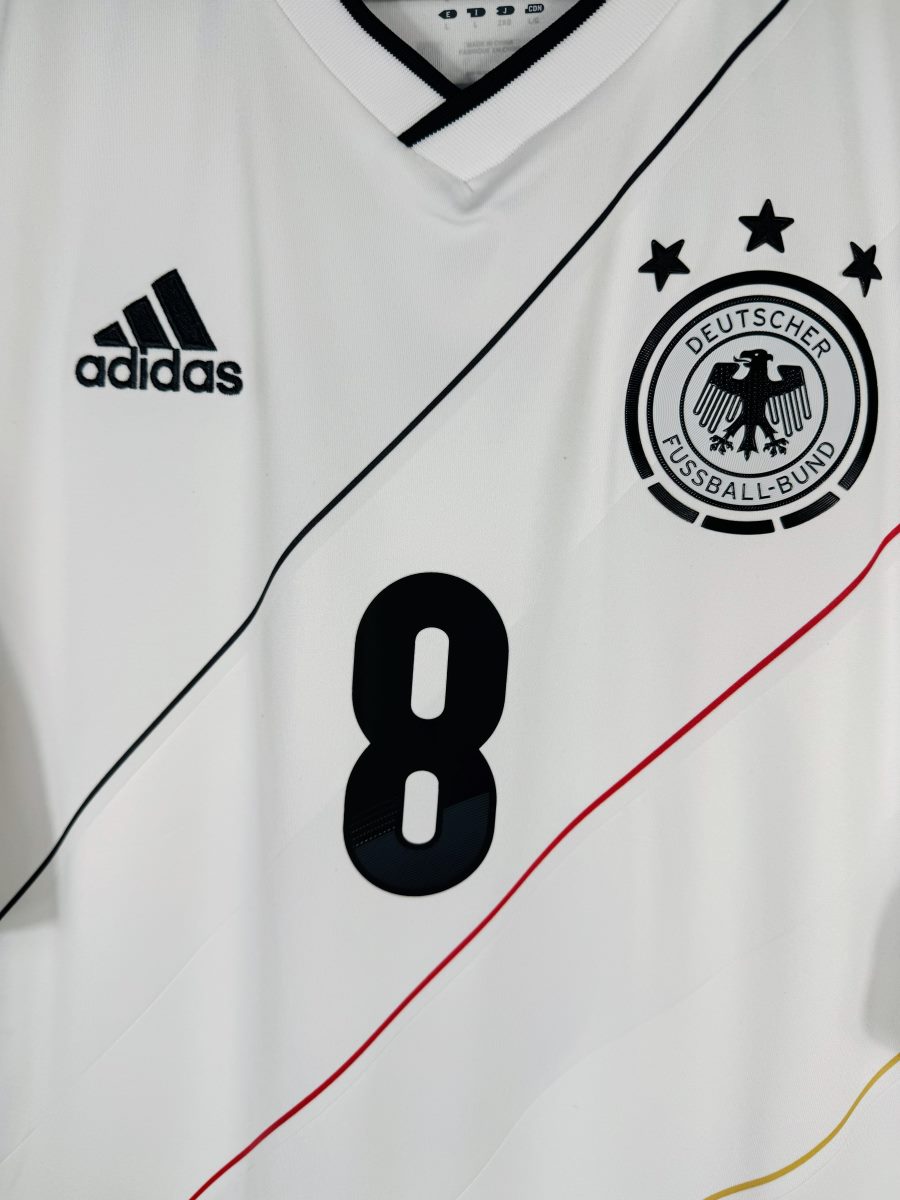 Écusson DFB et trois étoiles, logo adidas brodé, maillot Allemagne domicile Euro 2012
