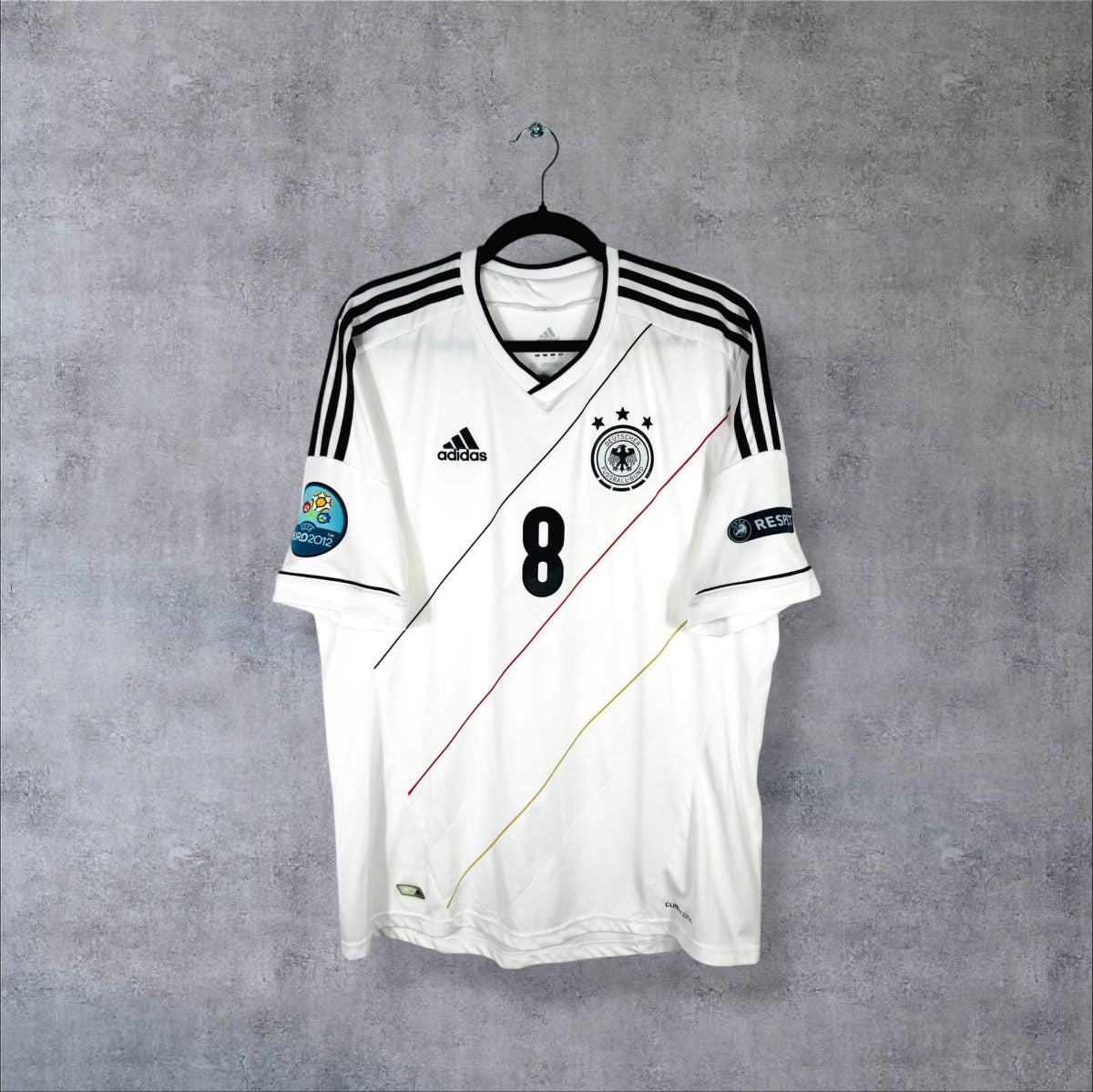 Maillot Allemagne domicile 2012 adidas de face, liserés noir rouge or en diagonale, numéro 8