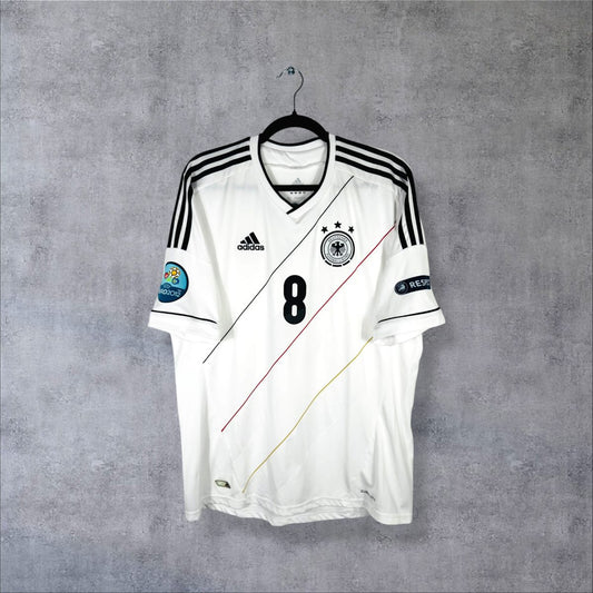 Maillot Allemagne domicile 2012 adidas de face, liserés noir rouge or en diagonale, numéro 8
