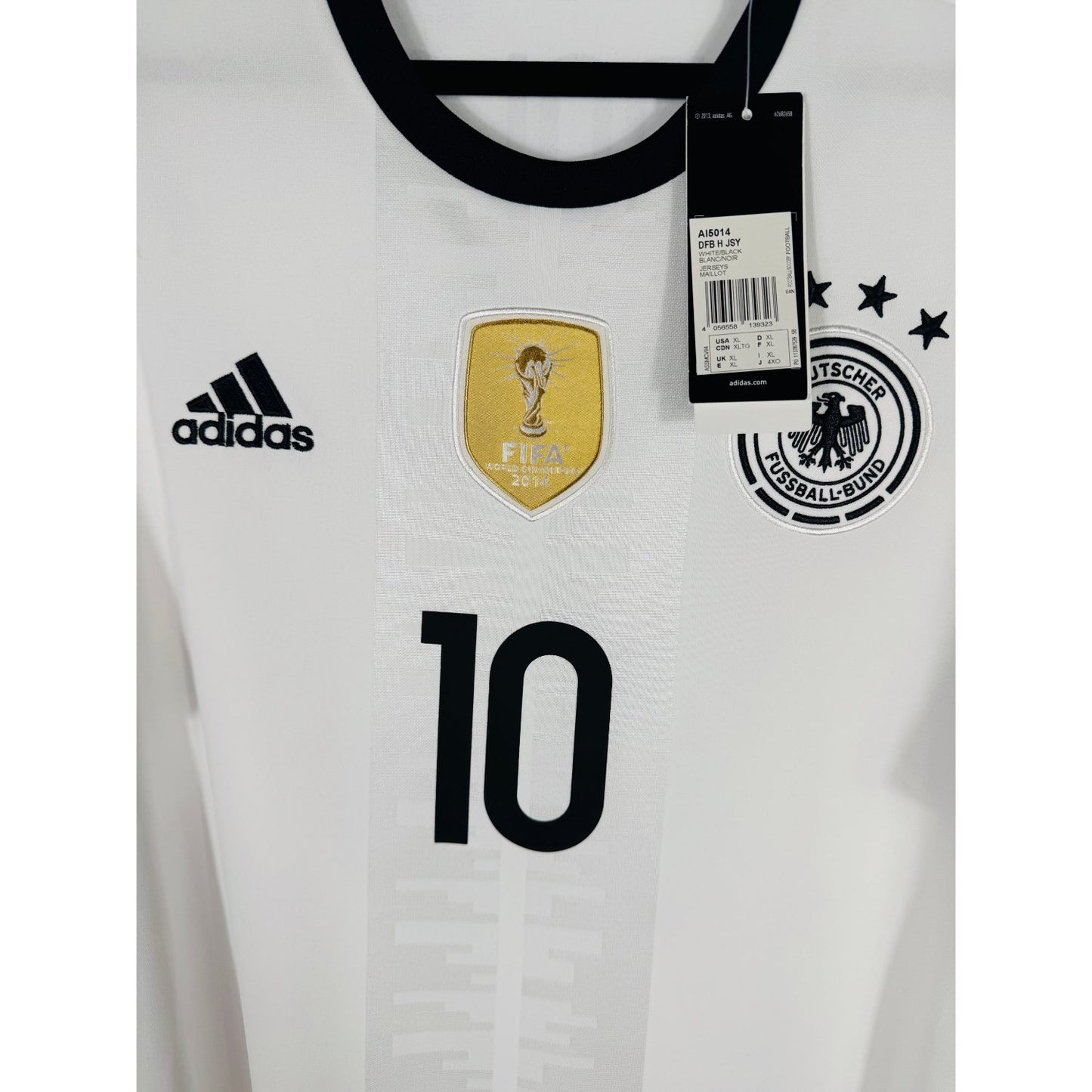 Détail de l'écusson de l'Allemagne, du badge de Champion du Monde et du logo Adidas