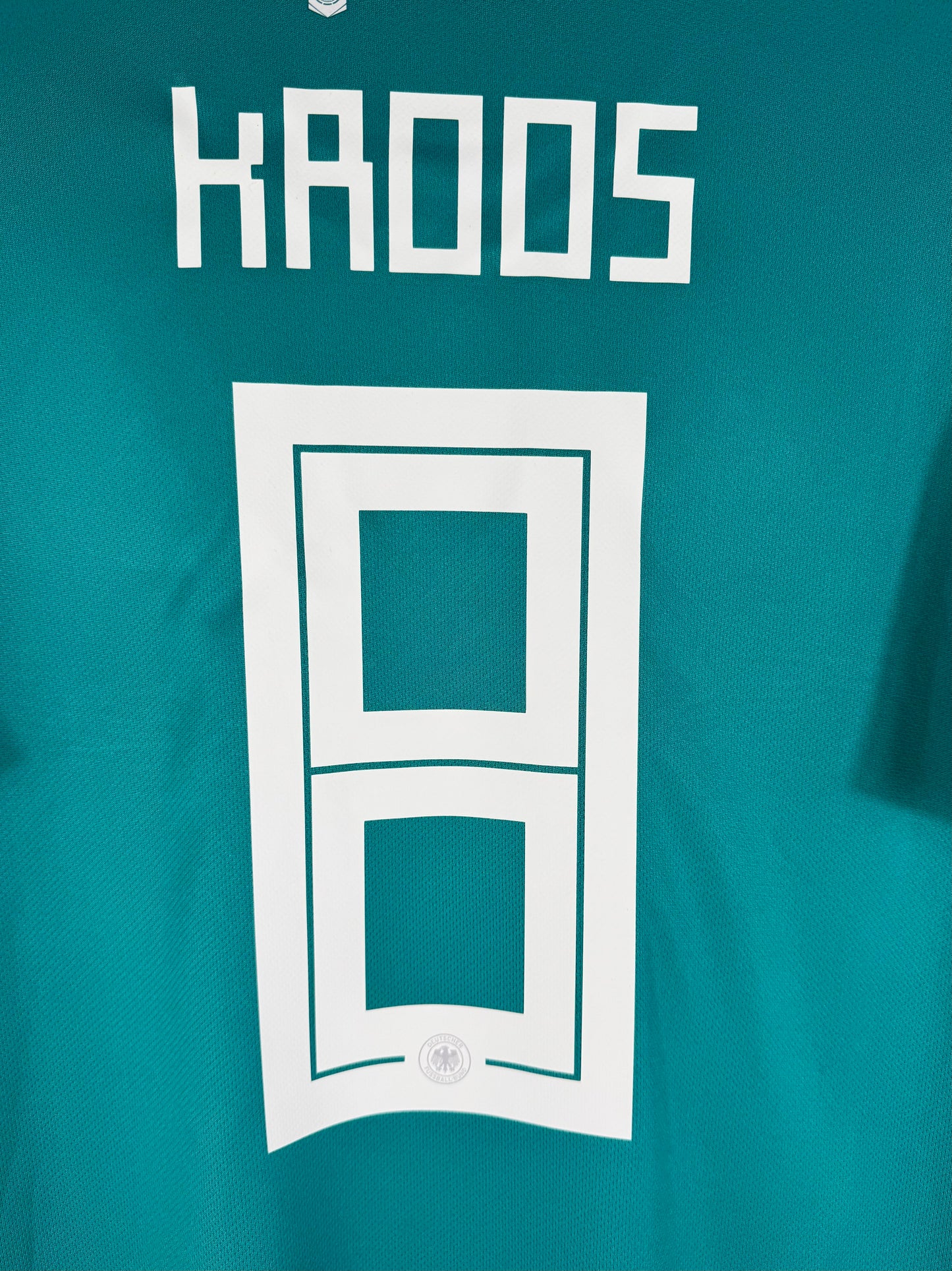 Détail de la typographie du flocage sur le numéro 8 de Toni Kroos