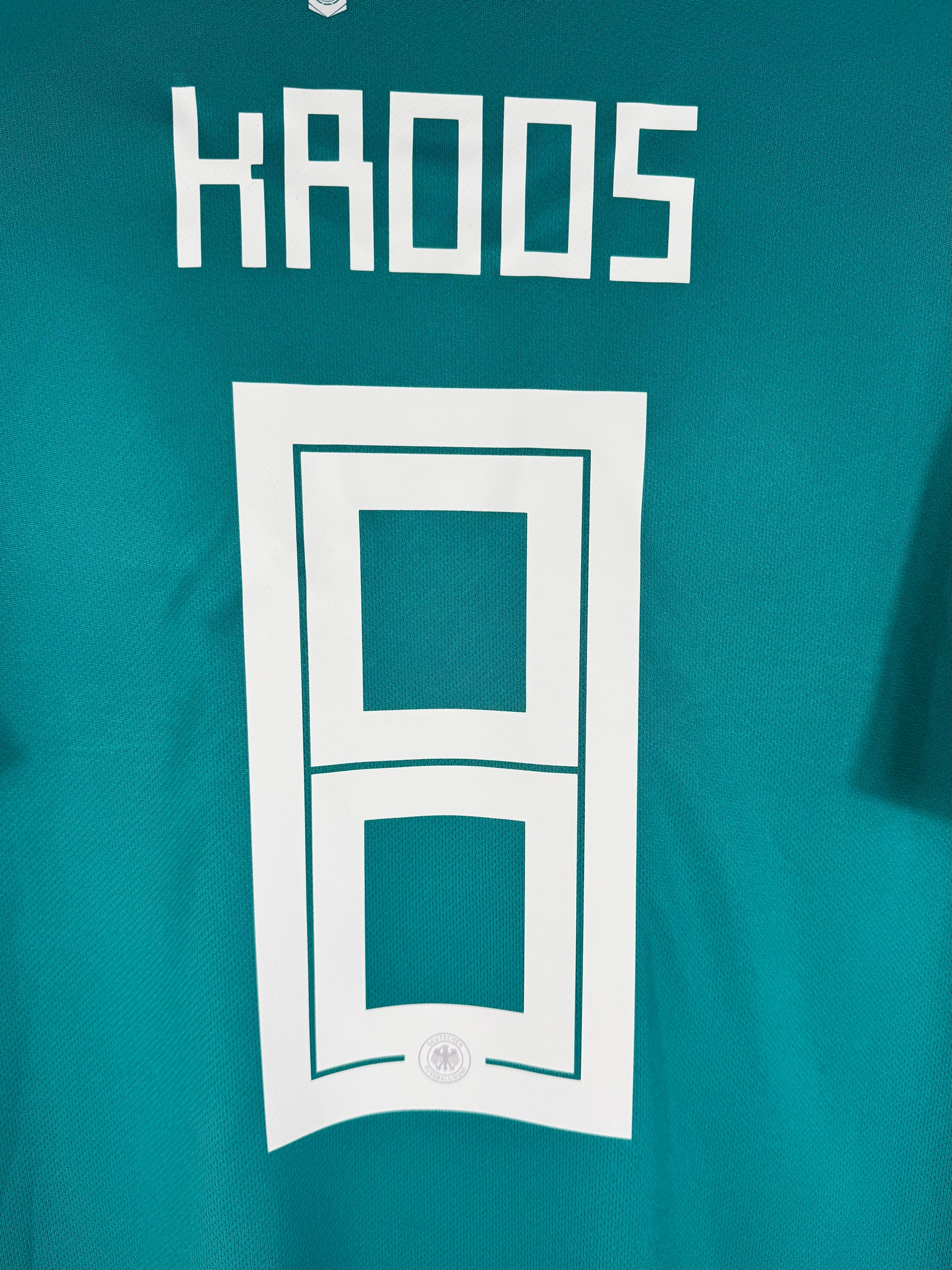 Détail de la typographie du flocage sur le numéro 8 de Toni Kroos