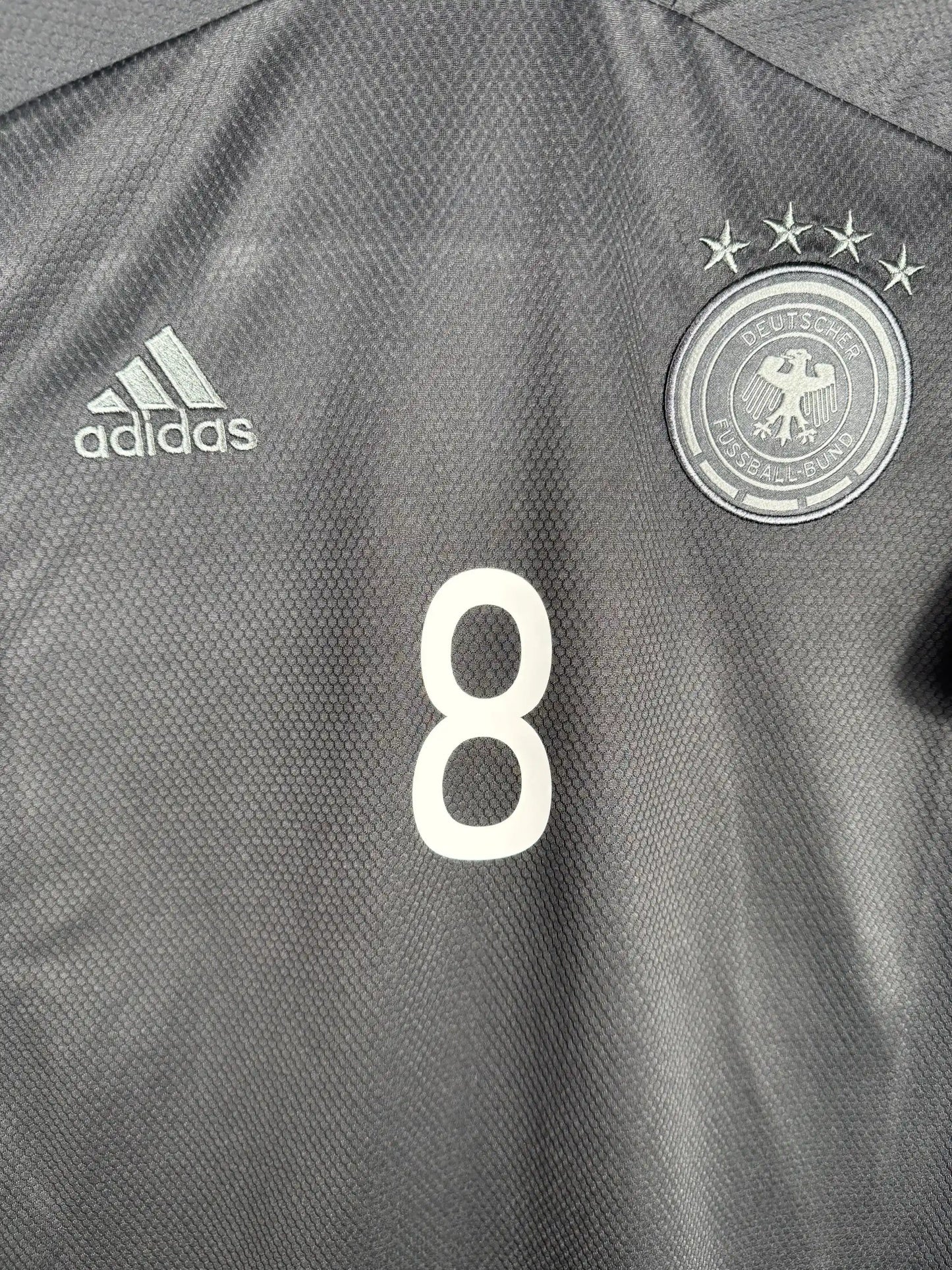 Détail écusson DFB 4 étoiles et logo Adidas sur maillot Allemagne extérieur 2020-2021 dernier tournoi ère Löw