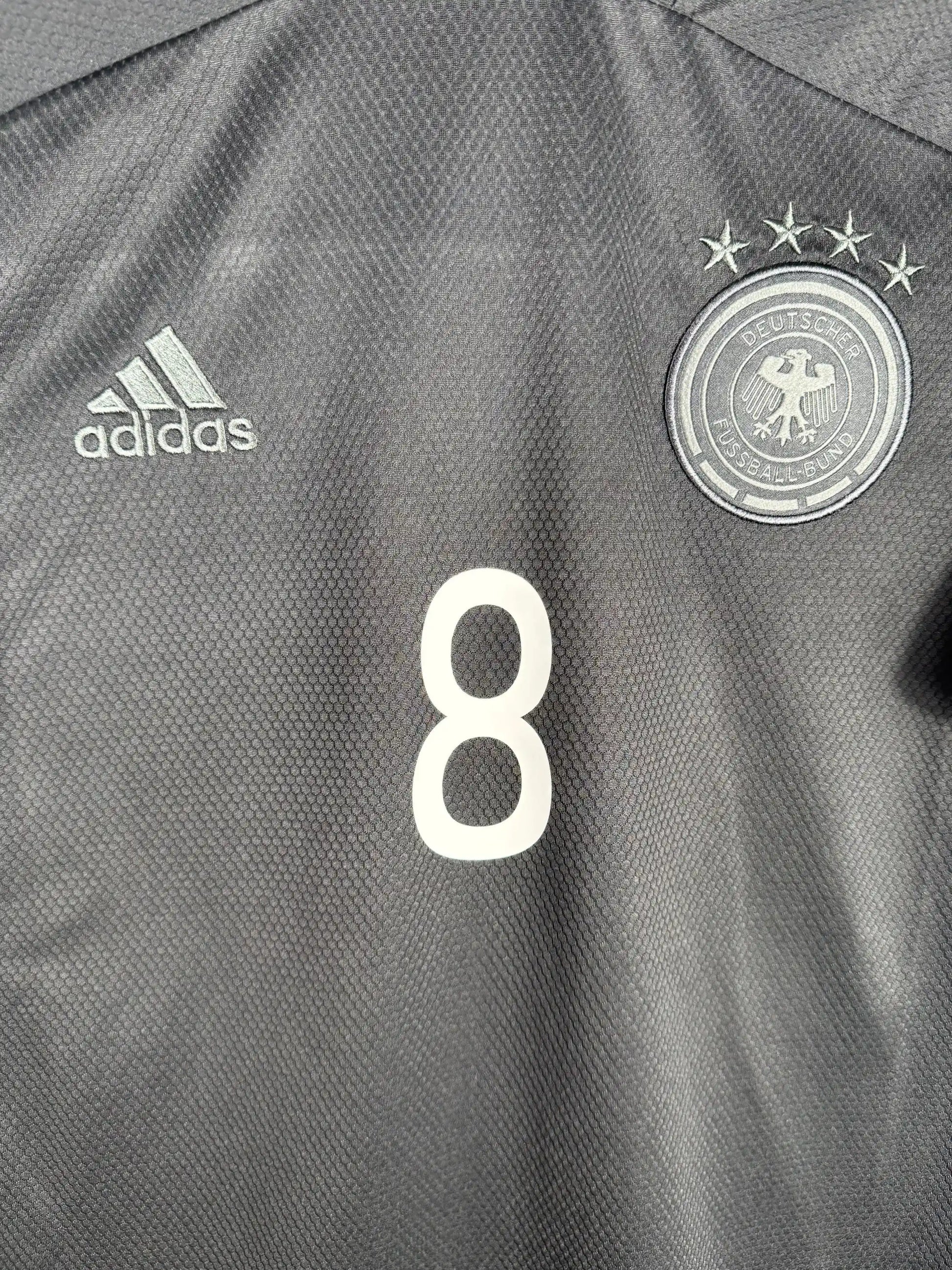 Détail écusson DFB 4 étoiles et logo Adidas sur maillot Allemagne extérieur 2020-2021 dernier tournoi ère Löw