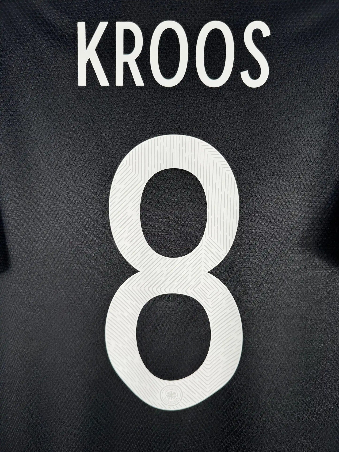 Détail flocage Kroos N°8 sur maillot Allemagne extérieur 2020-2021 dernier maillot international avant retraite Real Madrid