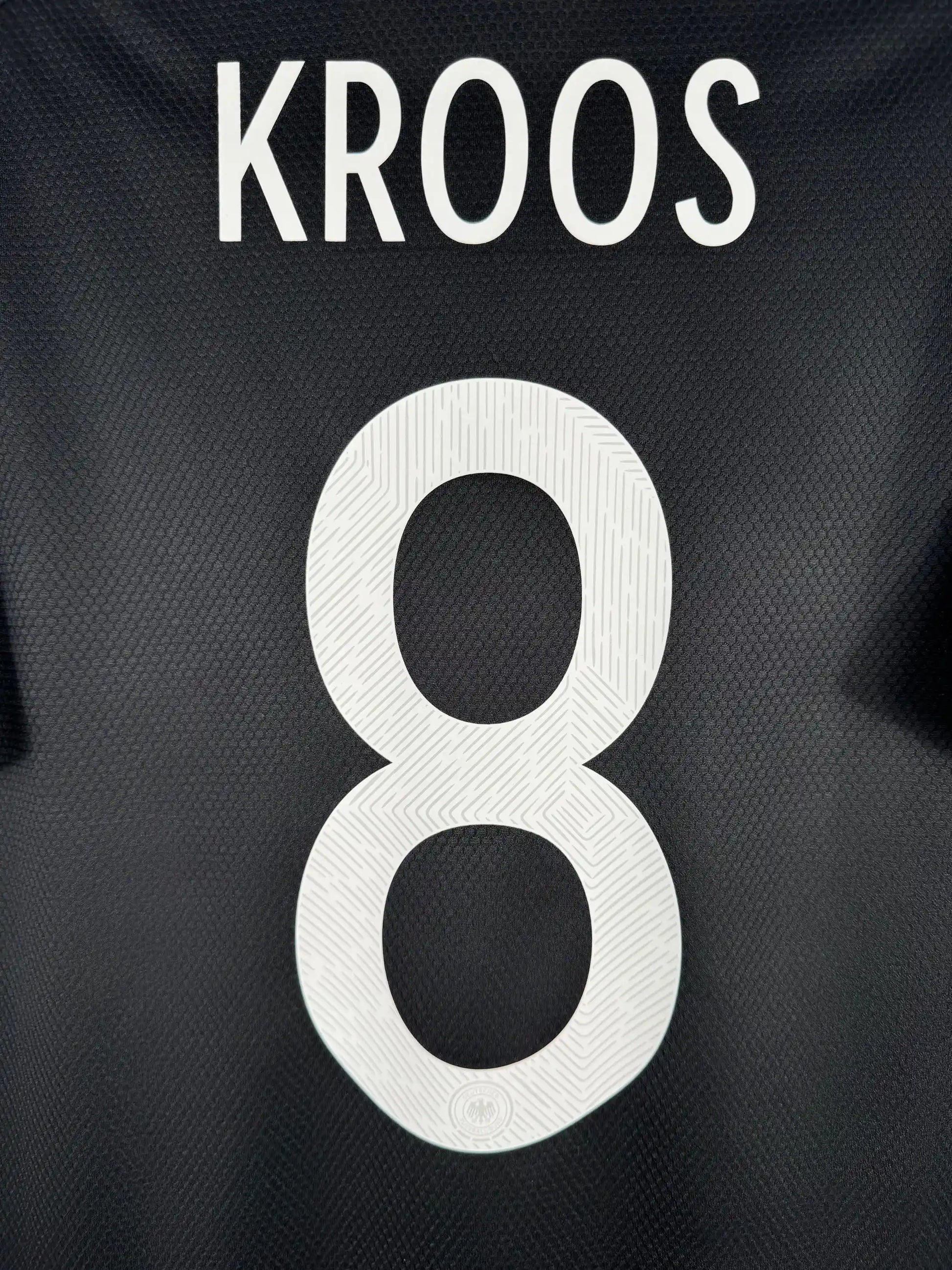 Détail flocage Kroos N°8 sur maillot Allemagne extérieur 2020-2021 dernier maillot international avant retraite Real Madrid