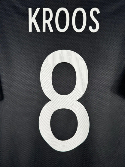 Détail flocage Kroos N°8 sur maillot Allemagne extérieur 2020-2021 dernier maillot international avant retraite Real Madrid
