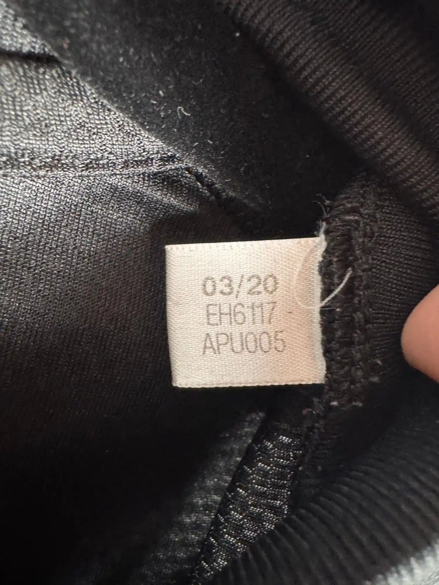 Étiquette intérieure d'authenticité avec code Adidas EH6117 prouvant l'originalité du maillot Allemagne away 2020-2021