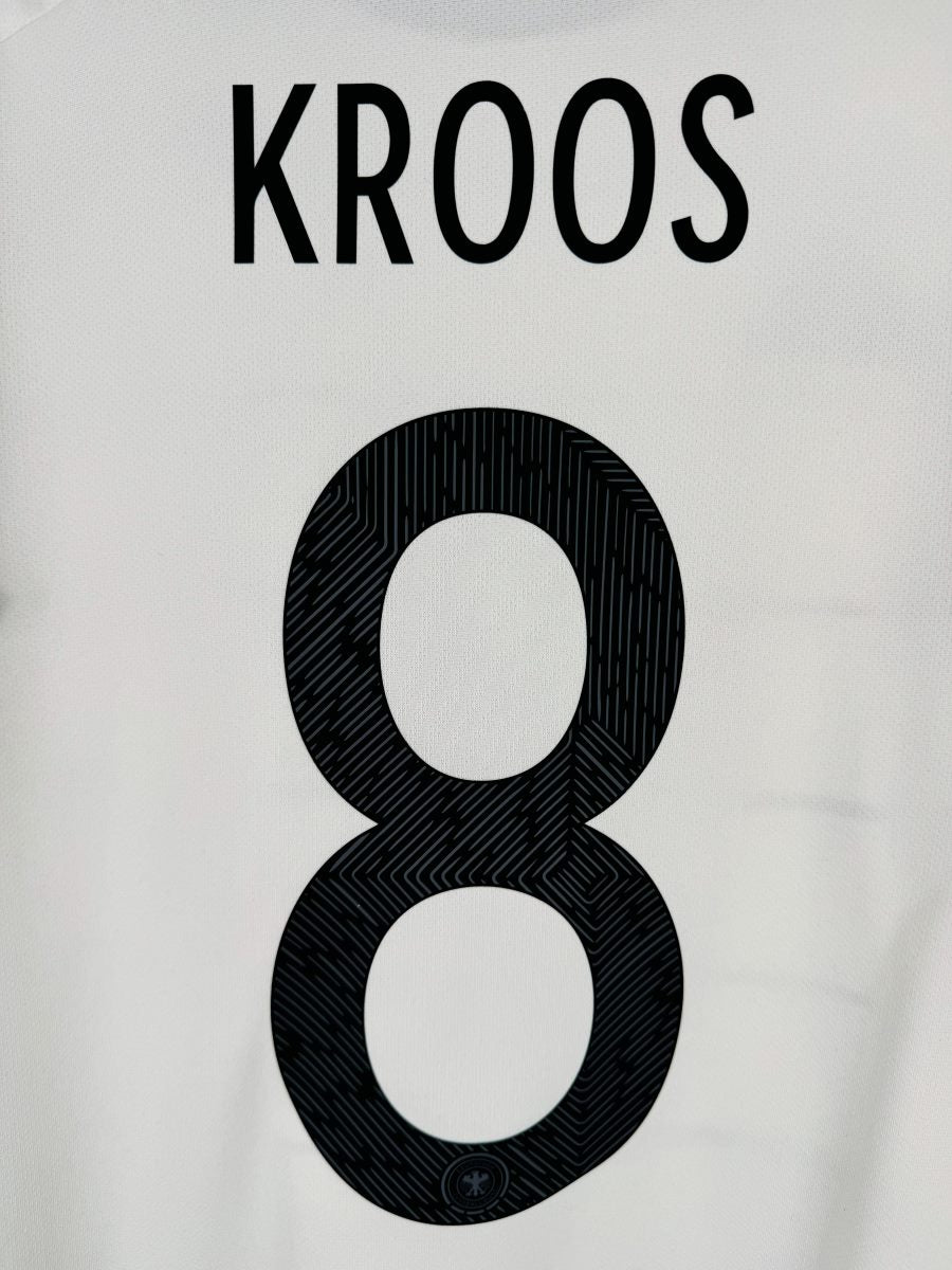Détail flocage KROOS 8 noir texturé, maillot Allemagne domicile Euro 2020
